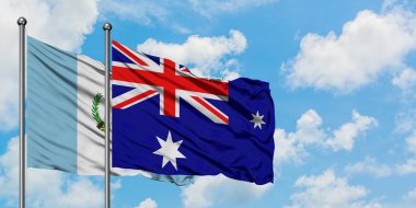 Guatemala ve Heard Adası ve Mcdonald Adaları bayrağı birlikte beyaz bulutlu mavi gökyüzüne karşı rüzgarda sallayarak. Diplomasi kavramı, uluslararası ilişkiler.