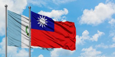 Guatemala ve Tayvan bayrağı birlikte beyaz bulutlu mavi gökyüzüne karşı rüzgarsal sallayarak. Diplomasi kavramı, uluslararası ilişkiler.