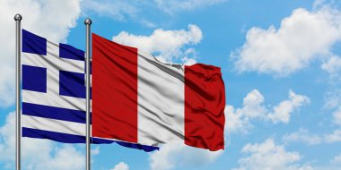 Yunanistan ve Peru bayrağı birlikte beyaz bulutlu mavi gökyüzüne karşı rüzgarsal sallayarak. Diplomasi kavramı, uluslararası ilişkiler.