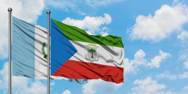 Guatemala ve Ekvator Ginesi bayrağı birlikte beyaz bulutlu mavi gökyüzüne karşı rüzgarda sallayarak. Diplomasi kavramı, uluslararası ilişkiler.