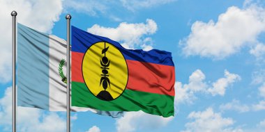 Guatemala ve Yeni Kaledonya bayrağı birlikte beyaz bulutlu mavi gökyüzüne karşı rüzgarda sallayarak. Diplomasi kavramı, uluslararası ilişkiler.