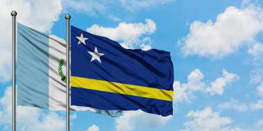 Guatemala ve Curacao bayrağı birlikte beyaz bulutlu mavi gökyüzüne karşı rüzgarda sallayarak. Diplomasi kavramı, uluslararası ilişkiler.