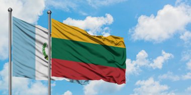 Guatemala ve Litvanya bayrağı birlikte beyaz bulutlu mavi gökyüzüne karşı rüzgarda sallayarak. Diplomasi kavramı, uluslararası ilişkiler.