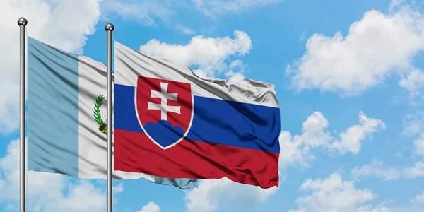 Гватемала і Словаччина прапор розмахуючи в вітру проти білого хмарного синього неба разом. Концепція дипломатії, міжнародні відносини. — стокове фото