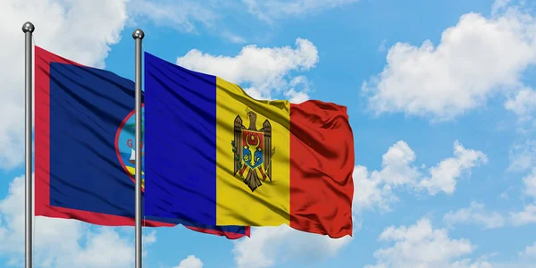 Guam en Moldavië vlag zwaaien in de wind tegen witte bewolkte blauwe hemel samen. Diplomatie concept, internationale betrekkingen. — Stockfoto