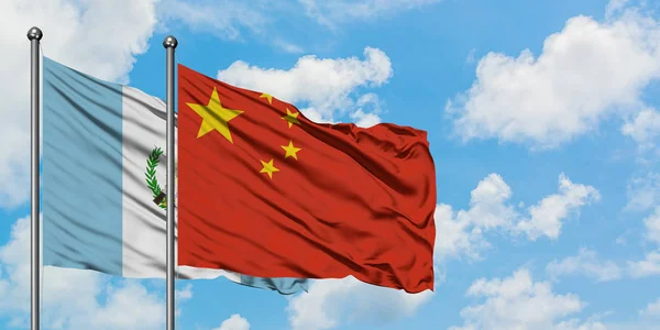 Guatemala e Cina sventolano bandiera nel vento contro bianco cielo blu nuvoloso insieme. Concetto di diplomazia, relazioni internazionali . — Foto Stock