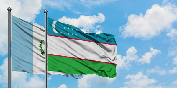 Guatemala e Uzbekistan sventolano insieme la bandiera contro il bianco cielo blu nuvoloso. Concetto di diplomazia, relazioni internazionali . — Foto Stock