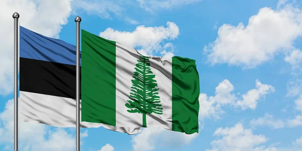 Estland und Norfolk Island Flagge wehen gemeinsam im Wind vor weißem wolkenlosem blauen Himmel. Diplomatie-Konzept, internationale Beziehungen. — Stockfoto