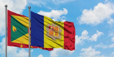 Grenada ve Andorra bayrağı birlikte beyaz bulutlu mavi gökyüzüne karşı rüzgarda sallayarak. Diplomasi kavramı, uluslararası ilişkiler.