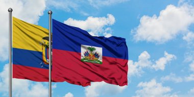 Ekvador ve Haiti bayrağı birlikte beyaz bulutlu mavi gökyüzüne karşı rüzgarda sallayarak. Diplomasi kavramı, uluslararası ilişkiler.