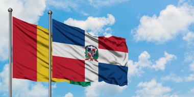 Gine ve Dominik Cumhuriyeti bayrağı birlikte beyaz bulutlu mavi gökyüzüne karşı rüzgarda sallayarak. Diplomasi kavramı, uluslararası ilişkiler.