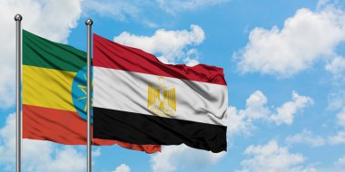 Etiyopya ve Mısır bayrağı birlikte beyaz bulutlu mavi gökyüzüne karşı rüzgarda sallayarak. Diplomasi kavramı, uluslararası ilişkiler.