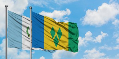 Guatemala ve Saint Vincent ve Grenadinler bayrağı birlikte beyaz bulutlu mavi gökyüzüne karşı rüzgarda sallayarak. Diplomasi kavramı, uluslararası ilişkiler.