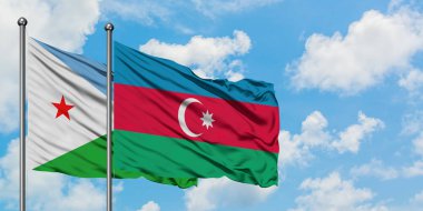 Cibuti ve Azerbaycan bayrağı birlikte beyaz bulutlu mavi gökyüzüne karşı rüzgarsal sallayarak. Diplomasi kavramı, uluslararası ilişkiler.