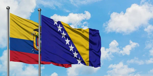 Bandera de Ecuador y Bosnia Herzegovina ondeando en el viento contra el cielo azul nublado blanco juntos. Concepto diplomático, relaciones internacionales . — Foto de Stock