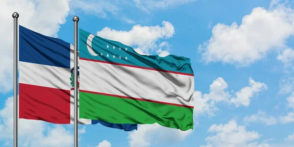 Bandera de República Dominicana y Uzbekistán ondeando en el viento contra el cielo azul nublado blanco juntos. Concepto diplomático, relaciones internacionales . — Foto de Stock