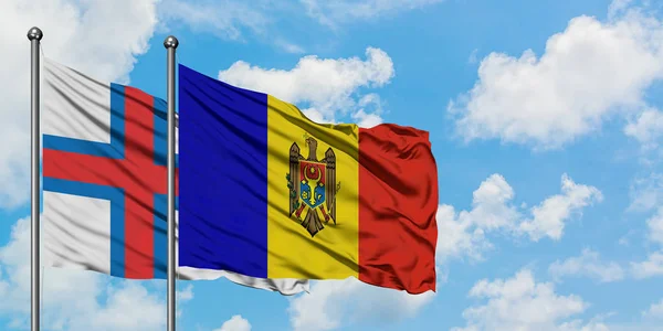 페로 제도와 몰도바 국기가 함께 흰색 흐린 푸른 하늘에 대한 바람에 흔들리고. 외교 개념, 국제 관계. — 스톡 사진