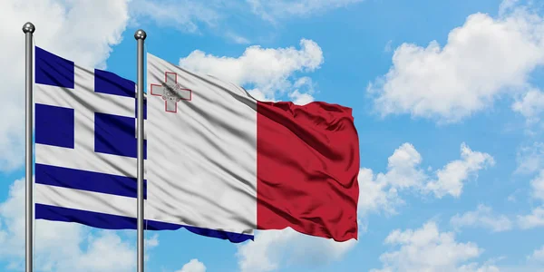 希腊和马耳他国旗在风中飘扬，白云蓝天相拥。外交概念、国际关系. — 图库照片