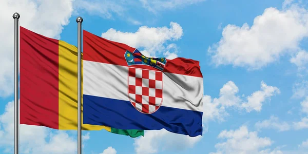 Bandera de Guinea y Croacia ondeando en el viento contra el cielo azul nublado blanco juntos. Concepto diplomático, relaciones internacionales . — Foto de Stock