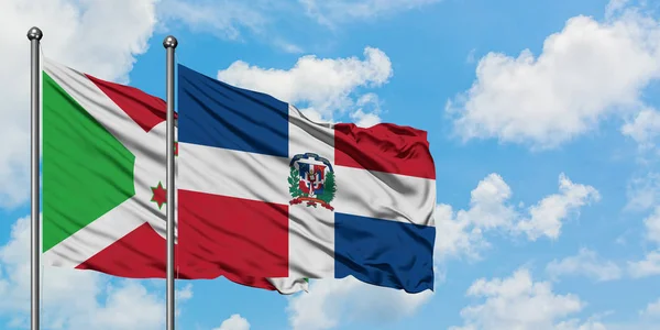 Бурунді і Домініканська Республіка прапор розмахуючи в вітру проти білого хмарного синього неба разом. Концепція дипломатії, міжнародні відносини. — стокове фото