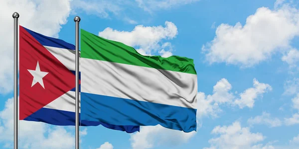 Куба і Сьєрра-Леоне прапор розмахуючи в вітру проти білого хмарного синього неба разом. Концепція дипломатії, міжнародні відносини. — стокове фото