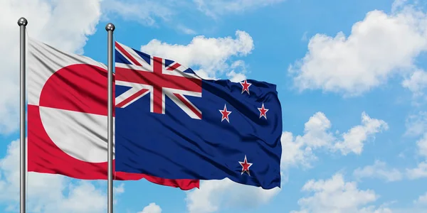格陵兰岛和新西兰国旗在风中飘扬，与白云蓝天相一起。外交概念、国际关系. — 图库照片
