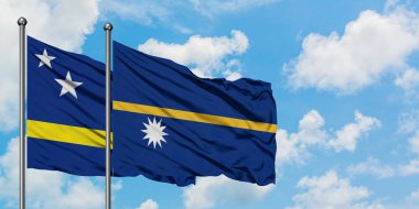 Curacao ve Nauru bayrağı birlikte beyaz bulutlu mavi gökyüzüne karşı rüzgarda sallayarak. Diplomasi kavramı, uluslararası ilişkiler.