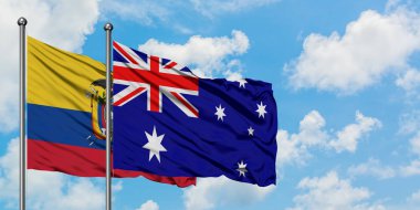 Ekvador ve Avustralya bayrağı birlikte beyaz bulutlu mavi gökyüzüne karşı rüzgarda sallayarak. Diplomasi kavramı, uluslararası ilişkiler.