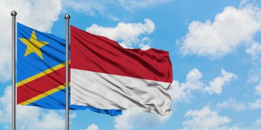 Kongo ve Monako bayrağı birlikte beyaz bulutlu mavi gökyüzüne karşı rüzgarda sallayarak. Diplomasi kavramı, uluslararası ilişkiler.