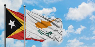 Doğu Timor ve Kıbrıs bayrağı birlikte beyaz bulutlu mavi gökyüzüne karşı rüzgarsal sallayarak. Diplomasi kavramı, uluslararası ilişkiler.