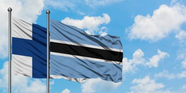 Finlandiya ve Botsvana bayrağı birlikte beyaz bulutlu mavi gökyüzüne karşı rüzgarda sallayarak. Diplomasi kavramı, uluslararası ilişkiler.