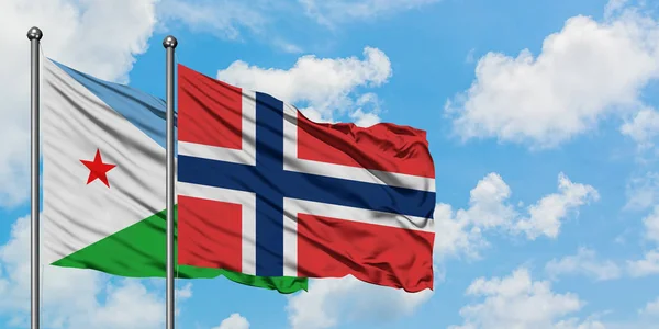 Bandera de Djibouti y Noruega ondeando en el viento contra el cielo azul nublado blanco juntos. Concepto diplomático, relaciones internacionales . — Foto de Stock