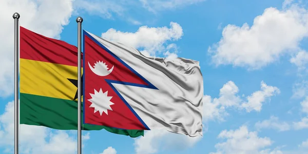 Bandera de Ghana y Nepal ondeando en el viento contra el cielo azul nublado blanco juntos. Concepto diplomático, relaciones internacionales . — Foto de Stock