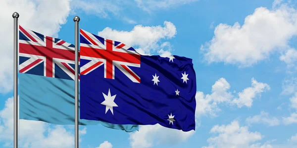 Fidzsi-szigetek és Ausztrália zászló integetett a szél ellen, fehér felhős kék ég együtt. Diplomáciai koncepció, nemzetközi kapcsolatok. — Stock Fotó