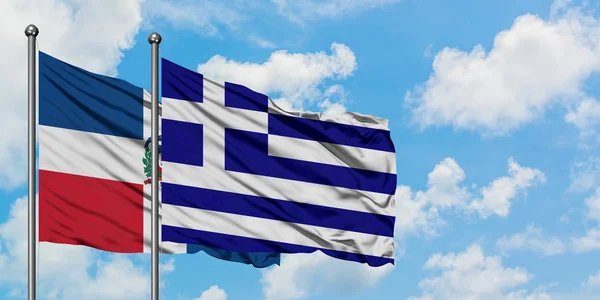 多米尼加共和国和希腊国旗在风中飘扬，白云蓝天相拥。外交概念、国际关系. — 图库照片