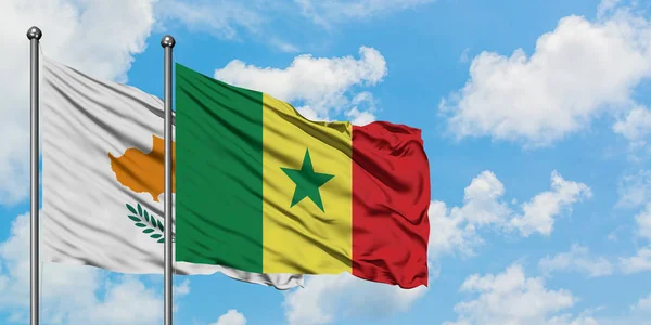 Bandera de Chipre y Senegal ondeando en el viento contra el cielo azul nublado blanco juntos. Concepto diplomático, relaciones internacionales . — Foto de Stock