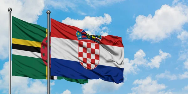 Bandera de Dominica y Croacia ondeando en el viento contra el cielo azul nublado blanco juntos. Concepto diplomático, relaciones internacionales . — Foto de Stock