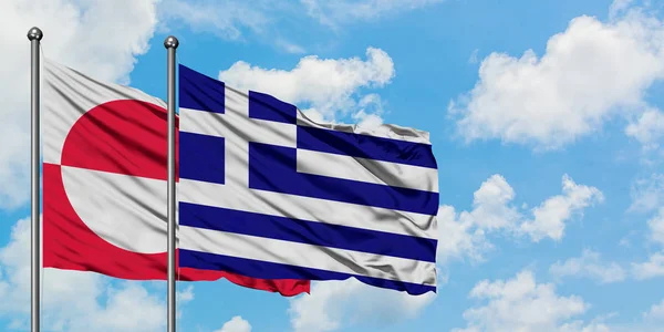 格陵兰和希腊国旗在风中飘扬，白云蓝天相拥。外交概念、国际关系. — 图库照片