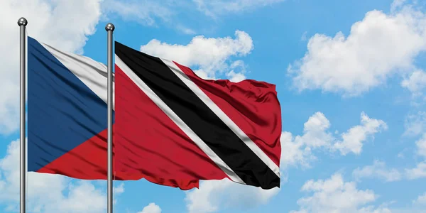 Tsjechische Republiek en Trinidad en Tobago vlag zwaaien in de wind tegen witte bewolkte blauwe hemel samen. Diplomatie concept, internationale betrekkingen. — Stockfoto