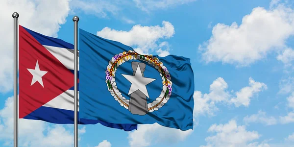 Le drapeau de Cuba et des îles Mariannes du Nord agitant dans le vent contre le ciel bleu nuageux blanc ensemble. Concept de diplomatie, relations internationales . — Photo