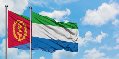 Eritre ve Sierra Leone bayrağı birlikte beyaz bulutlu mavi gökyüzüne karşı rüzgarda sallayarak. Diplomasi kavramı, uluslararası ilişkiler.