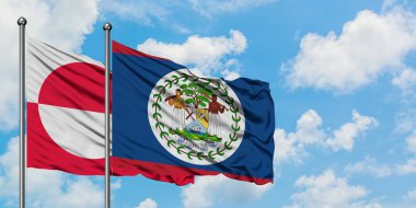 Grönland ve Belize bayrağı birlikte beyaz bulutlu mavi gökyüzüne karşı rüzgarda sallayarak. Diplomasi kavramı, uluslararası ilişkiler.