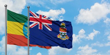 Etiyopya ve Cayman Adaları bayrağı birlikte beyaz bulutlu mavi gökyüzüne karşı rüzgarda sallayarak. Diplomasi kavramı, uluslararası ilişkiler.