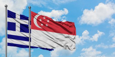 Yunanistan ve Singapur bayrağı birlikte beyaz bulutlu mavi gökyüzüne karşı rüzgarda sallayarak. Diplomasi kavramı, uluslararası ilişkiler.