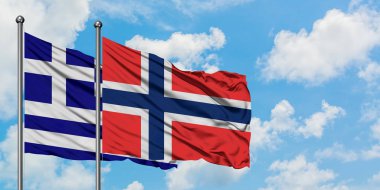 Yunanistan ve Bouvet Adaları bayrağı birlikte beyaz bulutlu mavi gökyüzüne karşı rüzgarsal sallayarak. Diplomasi kavramı, uluslararası ilişkiler.