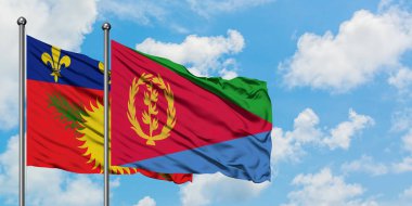 Guadeloupe ve Eritre bayrağı birlikte beyaz bulutlu mavi gökyüzüne karşı rüzgarda sallayarak. Diplomasi kavramı, uluslararası ilişkiler.