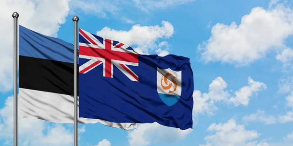 Estonie et drapeau d'Anguilla agitant dans le vent contre ciel bleu nuageux blanc ensemble. Concept de diplomatie, relations internationales . — Photo