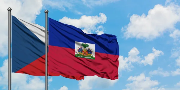 República Checa e Haiti acenando com o vento contra o céu azul nublado branco juntos. Conceito de diplomacia, relações internacionais . — Fotografia de Stock