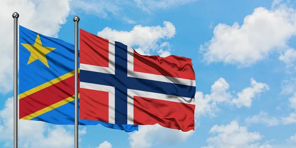 Bandera del Congo y Noruega ondeando en el viento contra el cielo azul nublado blanco juntos. Concepto diplomático, relaciones internacionales . — Foto de Stock