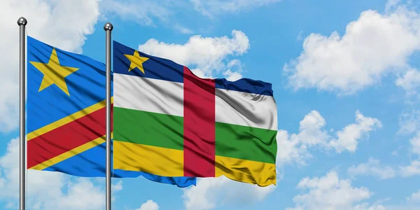 Bandera del Congo y la República Centroafricana ondeando en el viento contra el cielo azul nublado blanco juntos. Concepto diplomático, relaciones internacionales . — Foto de Stock